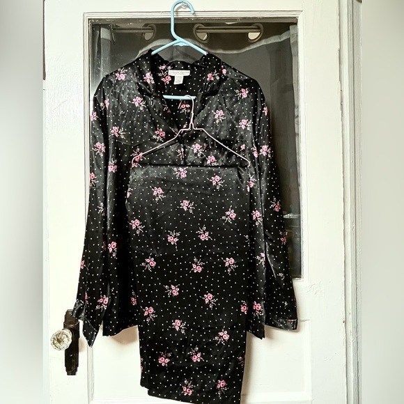 Morgan Taylor Other - Morgan Taylor silky Pajama set!